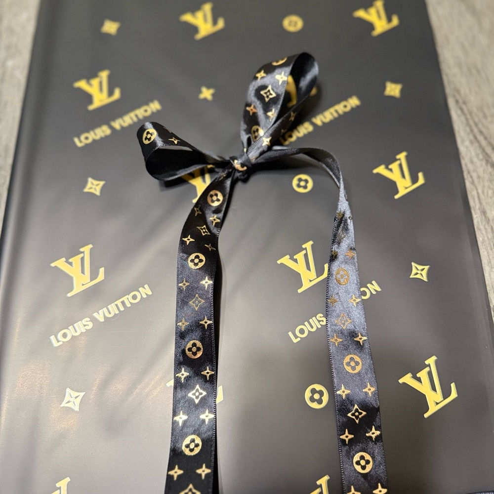 Luxury Floral Wrapping Set – 20 Gold Print Sheets + 5 Yards Ribbon”